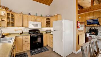 KĂŒhlschrank, Mikrowelle, Ofen, Herdplatte