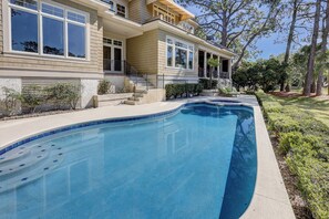 Lämmitetty uima-allas