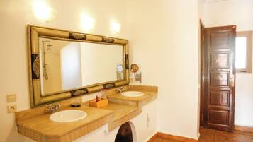 Dusche, Haartrockner, Bidet, Handtücher