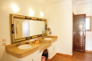 Bruser, hårtørrer, bidet, håndklæder