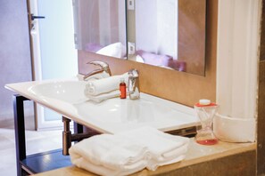 Dusj, hårføner, bidé og håndklær