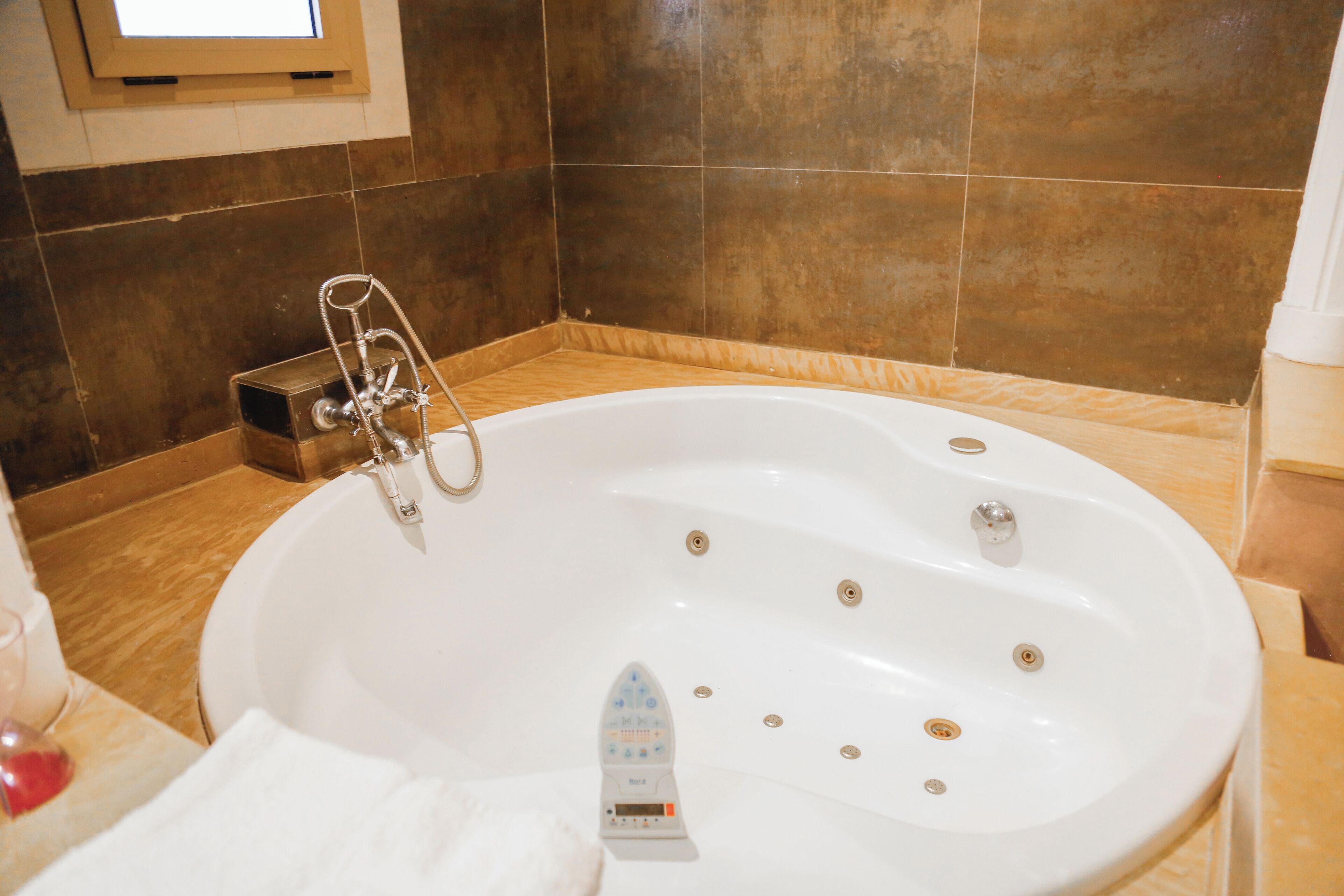 Regadera, secadora de cabello, bidet, toallas 