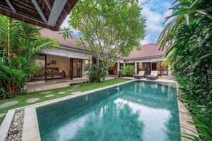 Una piscina al aire libre