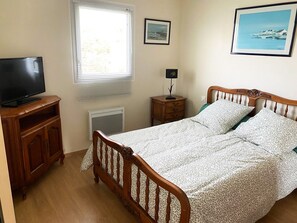 2 bedrooms, iron/ironing board, bed sheets - La Camarine house vacation rental Camaret (Camaret-sur-Mer)