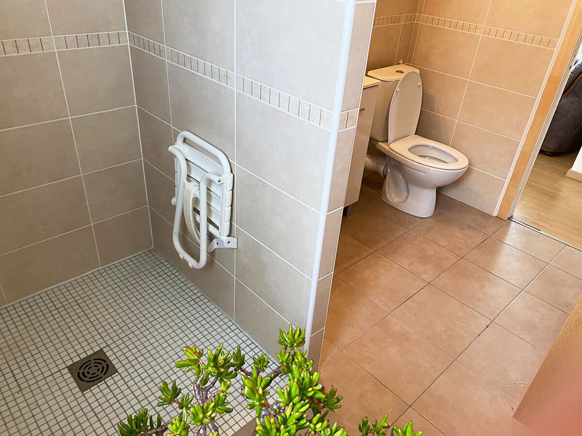 Shower, towels