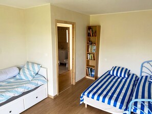 2 عدّة غرف نوم ومكواة/لوح كي وملاءات أسرّة