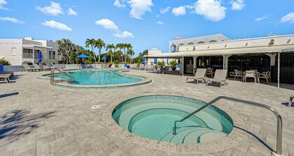 Condo w/ Pool! 6 Mi to Beach & Dtwn Naples