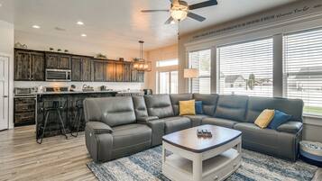 House (5 Bedrooms) | Interior