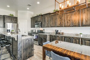 House (5 Bedrooms) | Interior