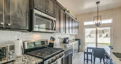 Year-round Outdoor Fun: Spacious Retreat in Iona