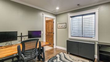 House (5 Bedrooms) | Interior