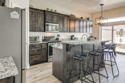 Year-round Outdoor Fun: Spacious Retreat in Iona