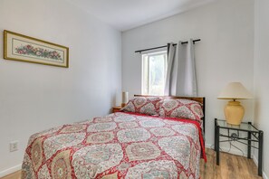 Interior - Lake Elsinore Apt 4 Mi to Water: Pets Welcome! (Lake Elsinore)