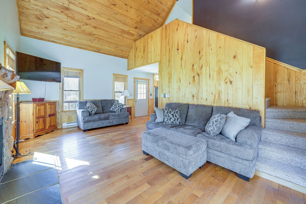 Scenic Getaway, 10 Mi to Snowshoe Mountain & Lake! - Hacker Valley, WV