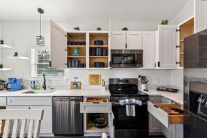 Kühlschrank, Mikrowelle, Ofen, Herdplatte