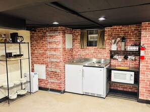 ثلاجة، ميكروويف، موقد طهي مسطح، ماكينة لصنع القهوة/الشاي