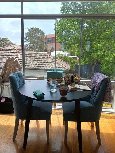 Light filled unit overlooking park. Five min walk to transport & entertainment.