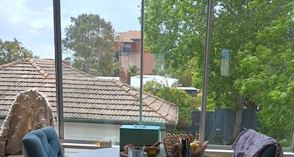 Light filled unit overlooking park. Five min walk to transport & entertainment.