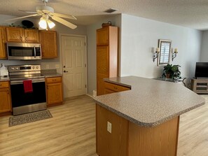 Kjøleskap, mikrobølgeovn, ovn og kokeplater