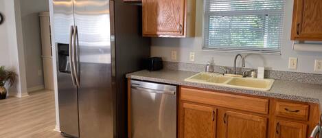 冷蔵庫、電子レンジ、オーブン、コンロ