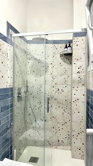 Dusche, Haartrockner, Bidet, Handtücher