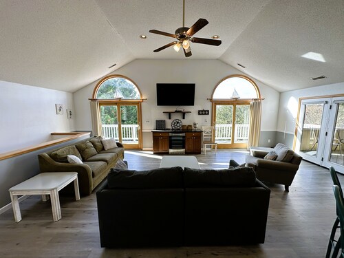 D114-A beautiful 6 bedroom home is Duck with a private pool and hot tub.