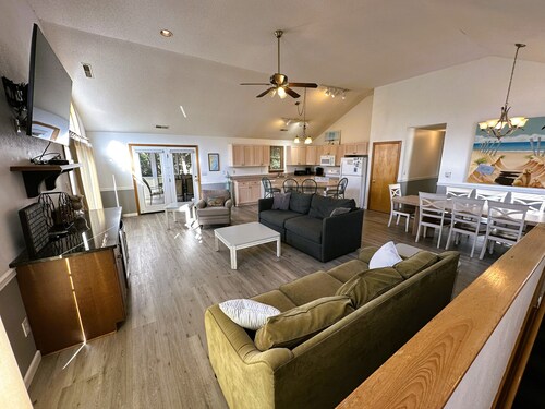 D114- Beautiful 6 bedroom home in Duck, private pool & hot tub, Pet friendly.