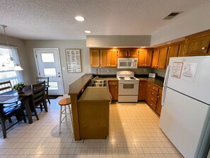 Kjøleskap, mikrobølgeovn, ovn og oppvaskmaskin