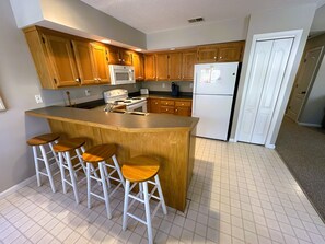 Kjøleskap, mikrobølgeovn, ovn og oppvaskmaskin