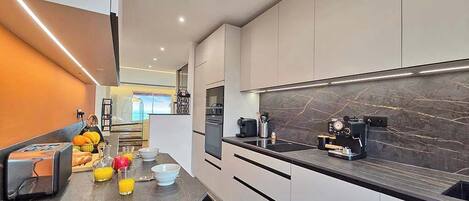 Kühlschrank, Mikrowelle, Ofen, Geschirrspüler