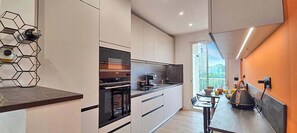 Kühlschrank, Mikrowelle, Ofen, Geschirrspüler