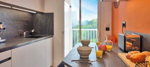 Réfrigérateur, four à micro-ondes, un four, lave-vaisselle