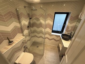 Douche, sĂšche-cheveux, serviettes fournies, savon