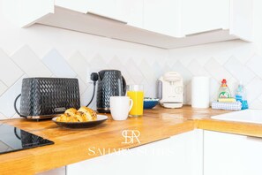 Kühlschrank, Mikrowelle, Ofen, Herdplatte