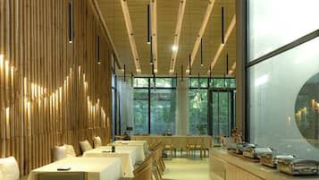 包含每日当地美食早餐