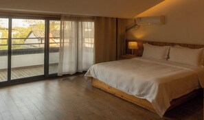 Villa, Balkon, Gartenblick