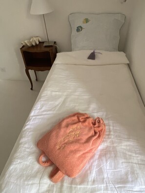 4 bedrooms, desk, iron/ironing board, travel crib