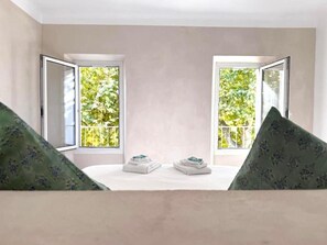 4 habitaciones, escritorio y tabla de planchar con plancha