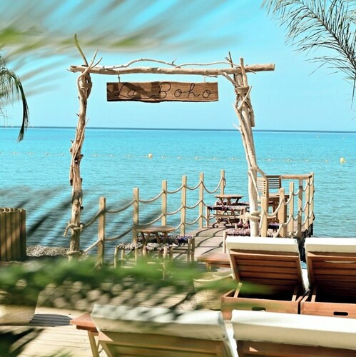The Secret Madine Cocoon - Private Villa w Pool - Walk to Everything Beach & Sea