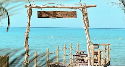 The Secret Madine Cocoon - Private Villa w Pool - Walk to Everything Beach & Sea