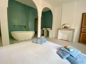 4 Schlafzimmer, Schreibtisch, Bügeleisen/Bügelbrett, Reisekinderbett