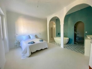 4 bedrooms, desk, iron/ironing board, travel crib