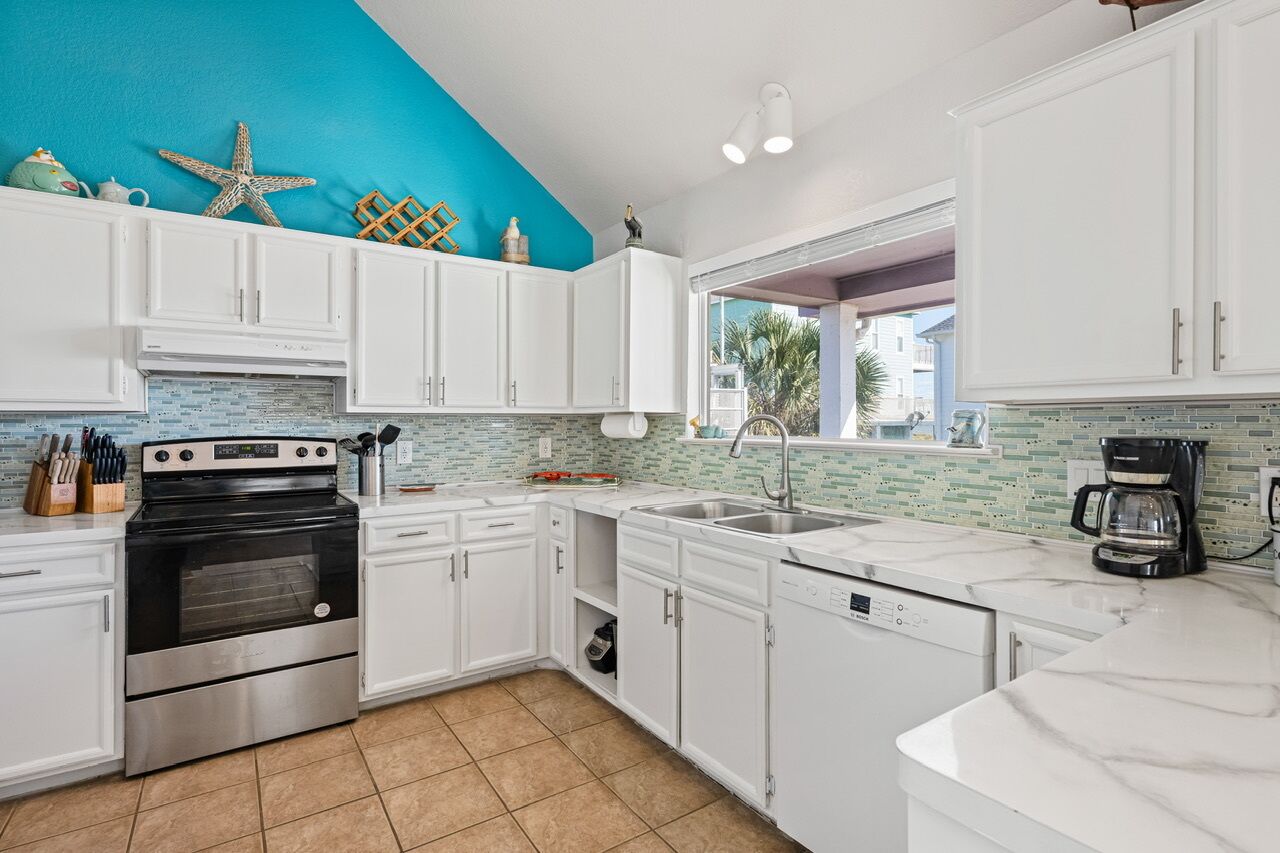 Réfrigérateur, four à micro-ondes, lave-vaisselle, cafetière-théière