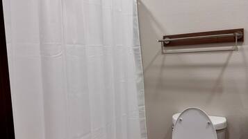 Secador de cabelo, toalhas de banho