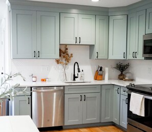 ثلاجة، ميكروويف، فرن، موقد طهي مسطح