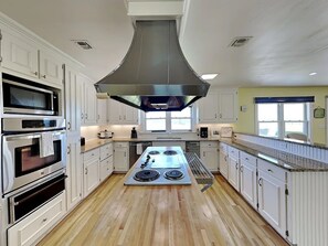 House, 3 Bedrooms | Private kitchen