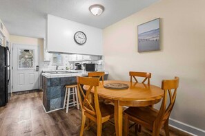 Kondominium, 2 kamar tidur | Tempat makan