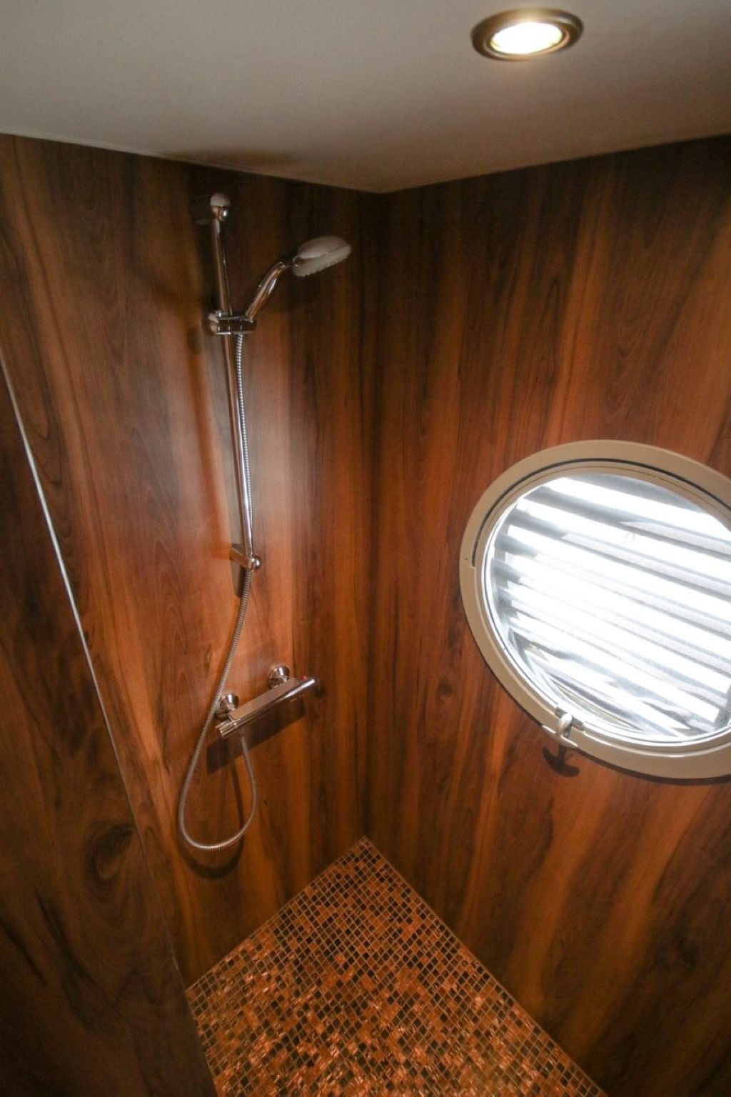 Dusche, Handtücher, Seife, Toilettenpapier