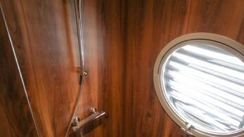 Dusche, Handtücher, Seife, Toilettenpapier