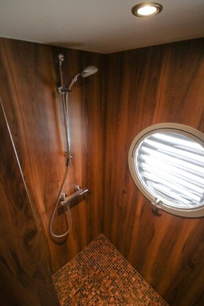 Douche, serviettes fournies, savon, papier toilette